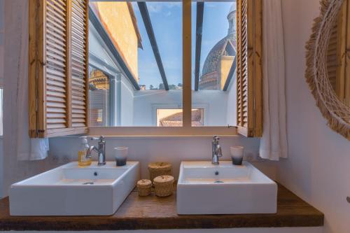 ニースにあるZe Perfect Place - Vieux Nice - Exceptionnel Appartement - Calme et Terrasse avec vuesのバスルーム(洗面台2台、窓2つ付)