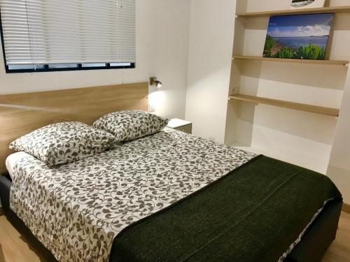 une chambre avec un lit avec deux oreillers dessus dans l'établissement Petit Jean, à Saint-Tropez