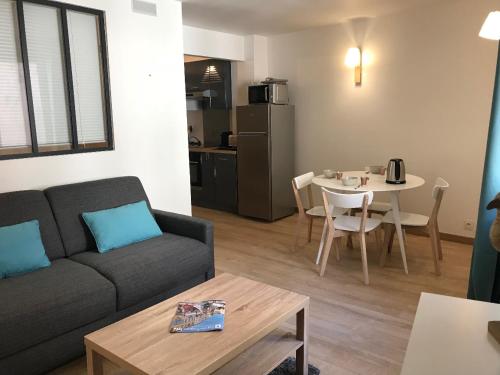 un salon avec un canapé et une table dans l'établissement Petit Jean, à Saint-Tropez