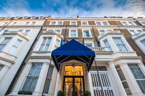 een groot wit gebouw met een blauwe luifel bij London Town Hotel in Londen