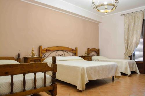 מיטה או מיטות בחדר ב-Hotel Castello di Giuliano