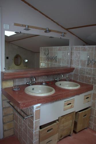 une salle de bain avec deux lavabos et un miroir dans l'établissement Mas Du Petit Claux, à Barbentane