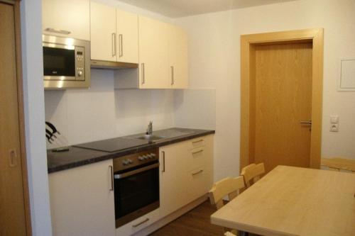 Kuchyň nebo kuchyňský kout v ubytování Appartements Schwoagerhof