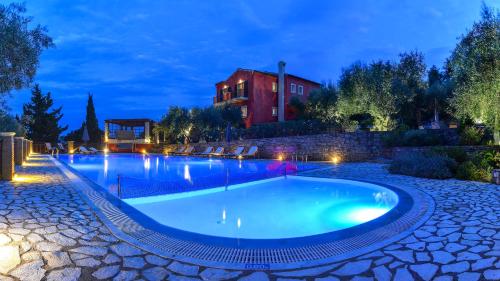 A piscina localizada em Bella Vista Villas & Suites ou nos arredores