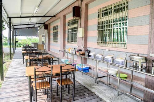 una fila di tavoli e sedie su un patio di Ta Li Wen B&B a Zhushan