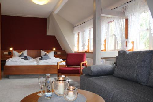 מיטה או מיטות בחדר ב-Ferien- und Wellnesshotel Waldfrieden