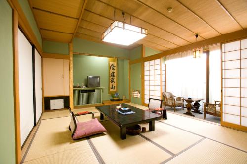 sala de estar con mesa y sillas en Kikori, en Fuefuki