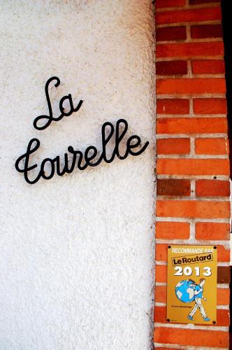 a brick wall with a sign that says so luxurious at Logis Hotel La Tourelle du Beffroi in Bourbon-Lancy