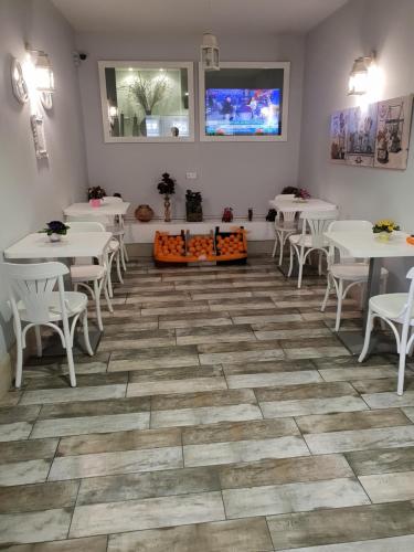 TV a/nebo společenská místnost v ubytování Adana City Boutique Hotel