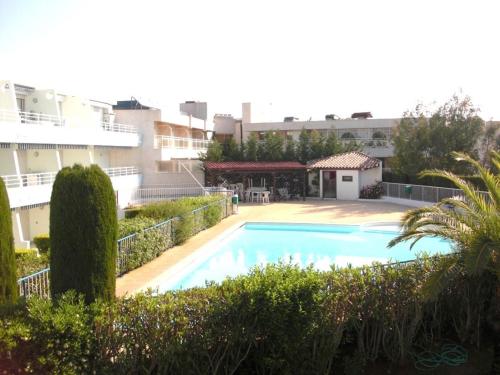 une piscine devant un immeuble dans l'établissement Agréable appartement 4 personnes à Villeneuve-Loubet Plage, piscine, mer, commerces à proximité, à Villeneuve-Loubet