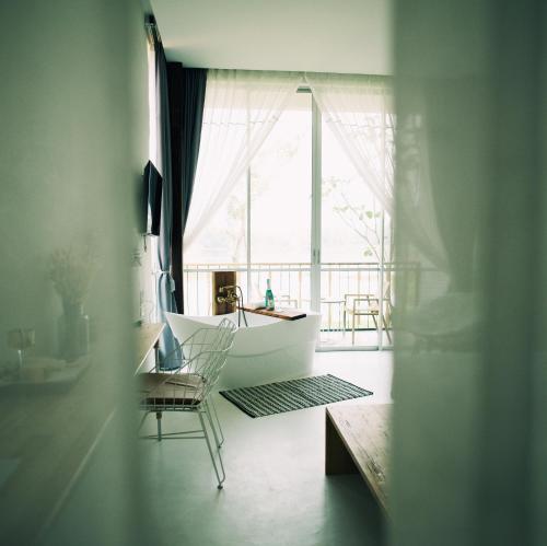 Ένα ή περισσότερα κρεβάτια σε δωμάτιο στο White Wall Riverfront Hotel