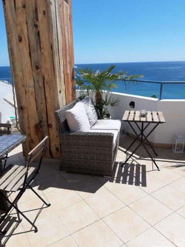 LUXURY OCEAN PENTHOUSE- panoramic sea view & tikki bar on private terrasse