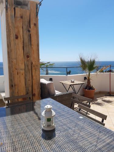 LUXURY OCEAN PENTHOUSE- panoramic sea view & tikki bar on private terrasse