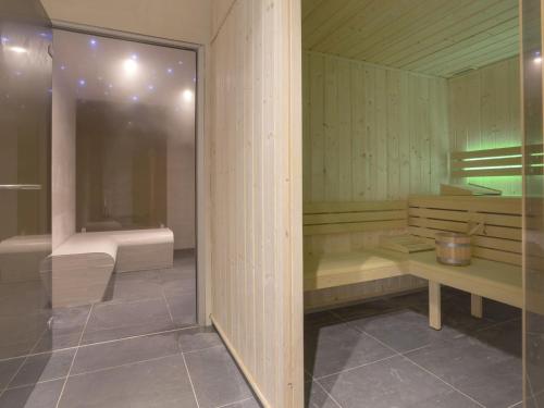 Zimmer mit 2 Bänken und einer Badewanne in der Unterkunft Résidence L'Altaviva in Les Boisses