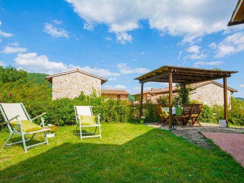 une terrasse avec des chaises et un kiosque dans l'établissement Holiday Home La Torre by Interhome, à Lucolena in Chianti