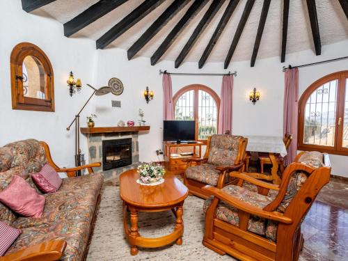 salon z kanapą i stołem w obiekcie Holiday Home Zindel by Interhome w mieście Balcon del Mar