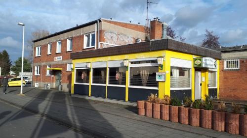 un bâtiment jaune et noir sur le côté d'une rue dans l'établissement GZ Hostel Bonn, à Bonn