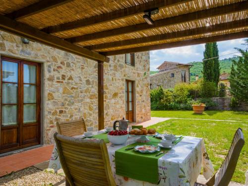 una mesa con un mantel verde en el patio en Holiday Home La Pieve by Interhome en Lucolena in Chianti