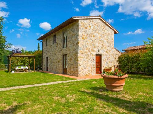 una casa de piedra con un gran patio en Holiday Home La Pieve by Interhome en Lucolena in Chianti