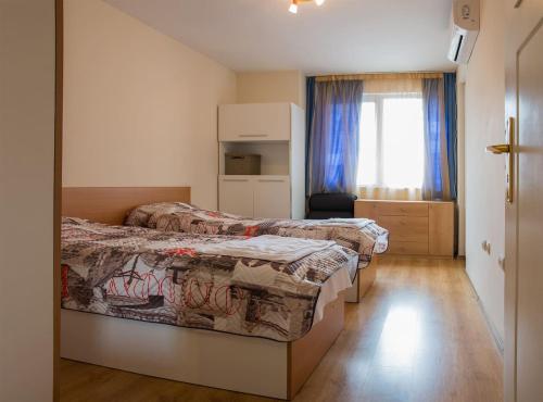 Habitación de hotel con 2 camas y ventana en GLORIOUS - 2-Bedroom apartment near Youth Hill, en Plovdiv