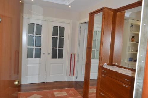 ムンダカにあるCasa acogedoraの白いドアと木製のキャビネットが備わる客室です。