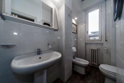 bagno bianco con lavandino e servizi igienici di Casa da Suite Classica a Milano