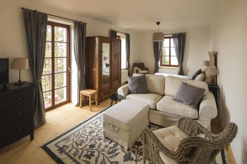 a living room with a white couch and chairs at Vikendovka Korce in Dubá