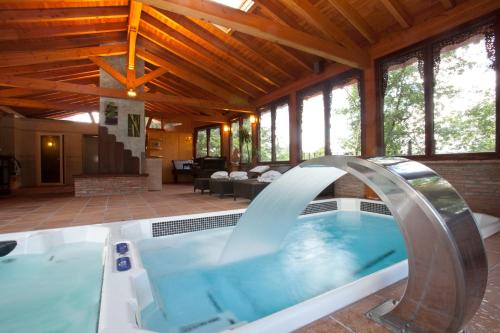 Piscina di Hotel & Spa Etxegana o nelle vicinanze