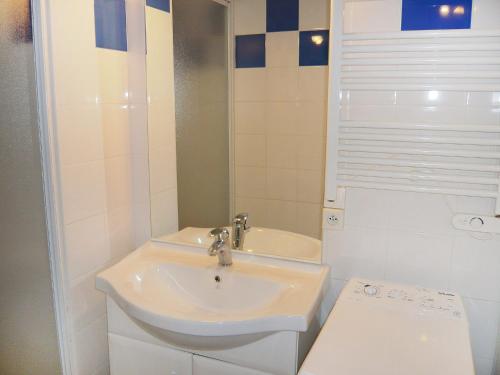 Ένα μπάνιο στο Apartment Les Océanides-9 by Interhome