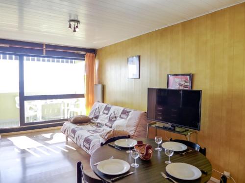 Μια τηλεόραση ή/και κέντρο ψυχαγωγίας στο Apartment Les Océanides-9 by Interhome