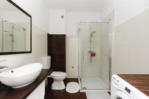 W łazience znajduje się prysznic, toaleta i umywalka. w obiekcie Deluxe Apartments Goya w mieście Zadar