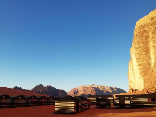 widok na pustynię z górami w tle w obiekcie Wadi Rum Excursions w mieście Wadi Rum