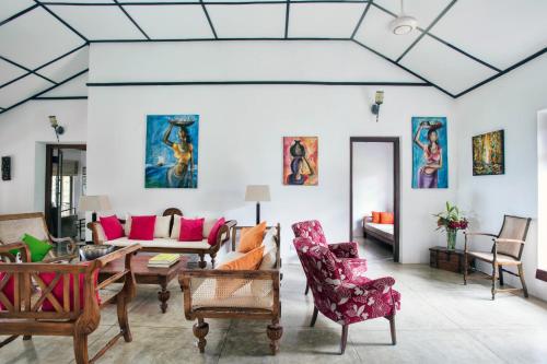 a living room with a coffered ceiling at Rosyth Estate House in Pinnawala