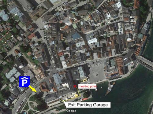 a map of an ear parking garage with a yellow arrow at Apartment am Traunsee in Gmunden