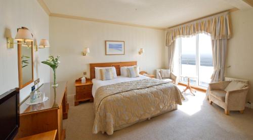 Ένα ή περισσότερα κρεβάτια σε δωμάτιο στο Saunton Sands Hotel Source Spa and Wellness