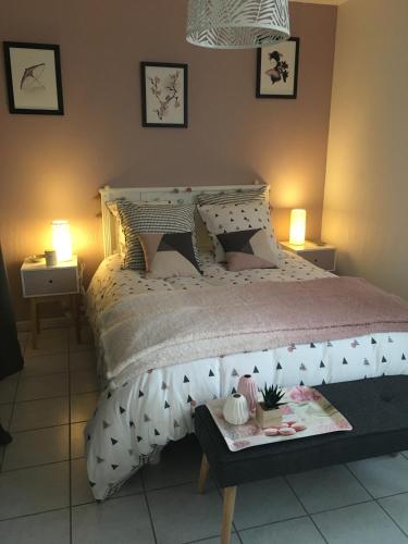 - une chambre avec un lit, une table et deux lampes dans l'établissement La Première Etoile, à Gérardmer