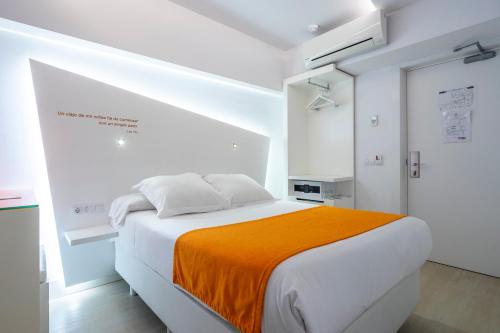 Säng eller sängar i ett rum på Atarazanas Málaga Boutique Hotel