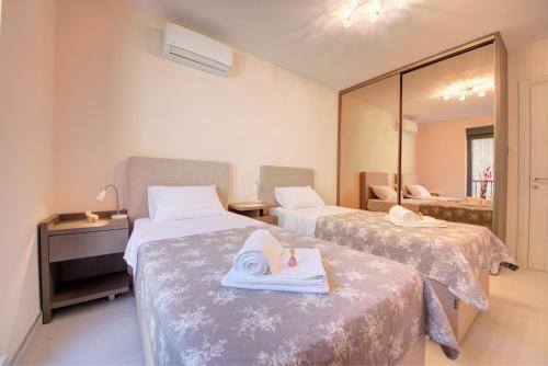 Postel nebo postele na pokoji v ubytování Bajova Kula Luxury Residences