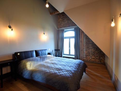 HanshagenにあるModern Holiday Home in Detershagen with Private Terraceのベッドルーム1室(ベッド1台付)、階段