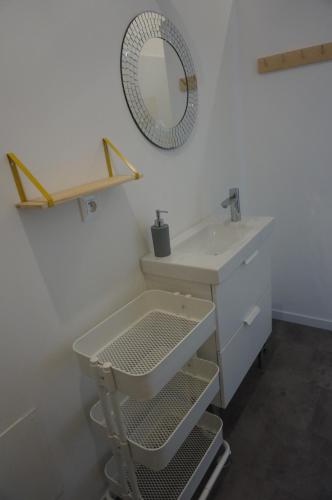 une salle de bain avec un lavabo et un miroir dans l'établissement midi03, à Carcassonne