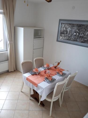 ein Esszimmer mit einem Tisch und Stühlen sowie eine Küche in der Unterkunft House Marija in Brela