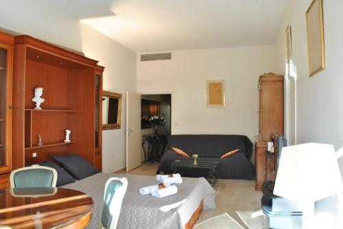 un salon avec un canapé et une chaise dans l'établissement Résidence Gray d'Albion Studio LOU511, à Cannes