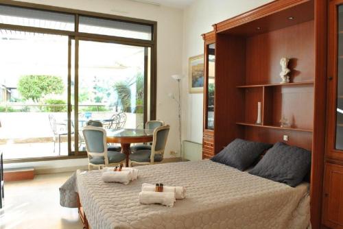 une chambre avec un lit et une table avec des chaises dans l'établissement Résidence Gray d'Albion Studio LOU511, à Cannes