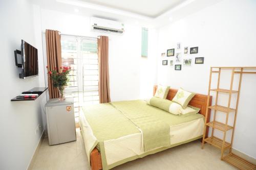 um quarto com uma cama com uma escada e uma televisão em Ruby Lakeview homestay em Hanói