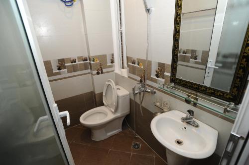 uma casa de banho com um WC e um lavatório em Ruby Lakeview homestay em Hanói