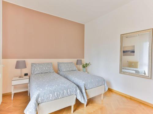 سرير أو أسرّة في غرفة في The Best Rent - Big apartment near San Siro stadio