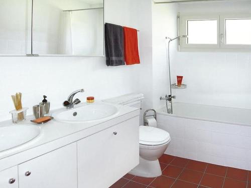 SagognにあるApartment Piz Mundaunの洗面台とトイレを備えた白いバスルーム