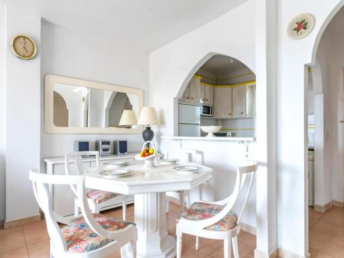 una sala da pranzo bianca con tavolo e sedie bianchi di Apartment Imperial Puerto-2 by Interhome a Torremolinos