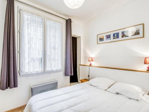 une chambre avec un lit et une fenêtre dans l'établissement Apartment Asfeld by Interhome, à Saint-Malo