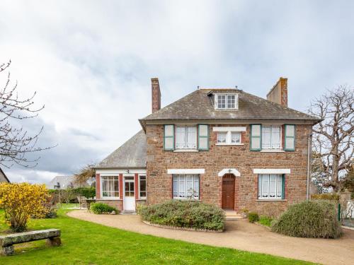 une grande maison en briques avec une cour dans l'établissement Holiday Home Ker Maria by Interhome, à Saint-Malo